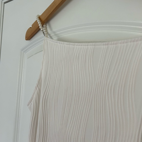 White Ripple Texture Body-con Dress - Picture 4 of 9